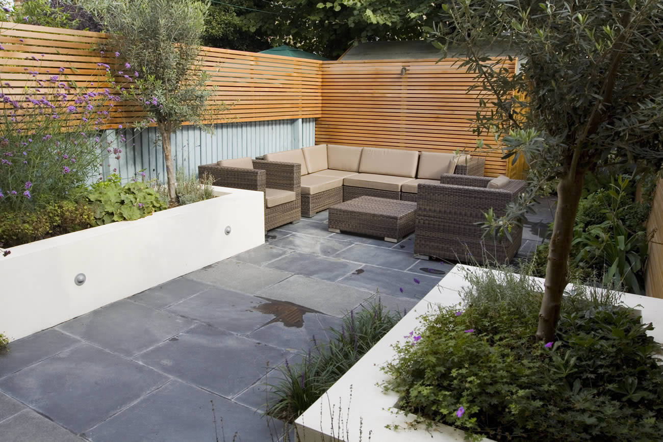 Small Contemporary designed garden in Putney with rendered raised beds ...